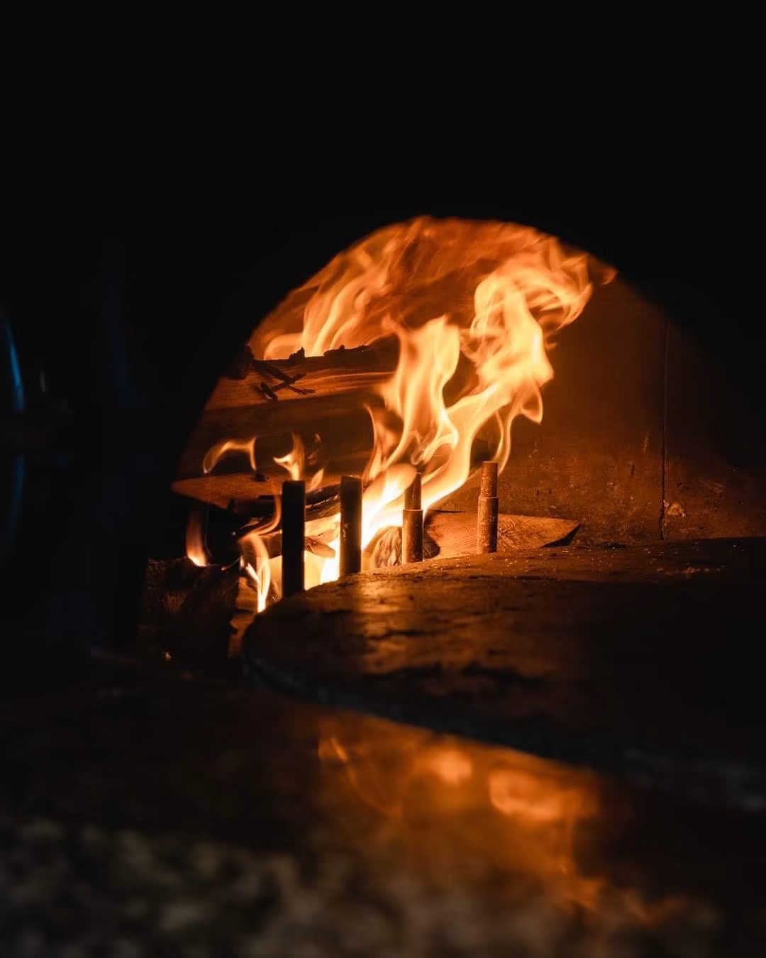 Flammes dans le four à bois de BD Pizzas